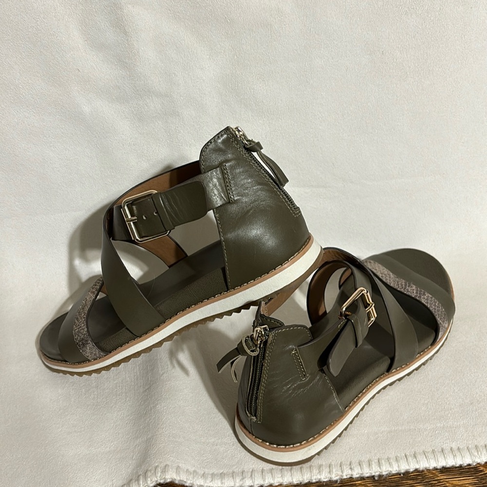 Sandals. Söfft. 8.5m. Green, snake trim. NWOT